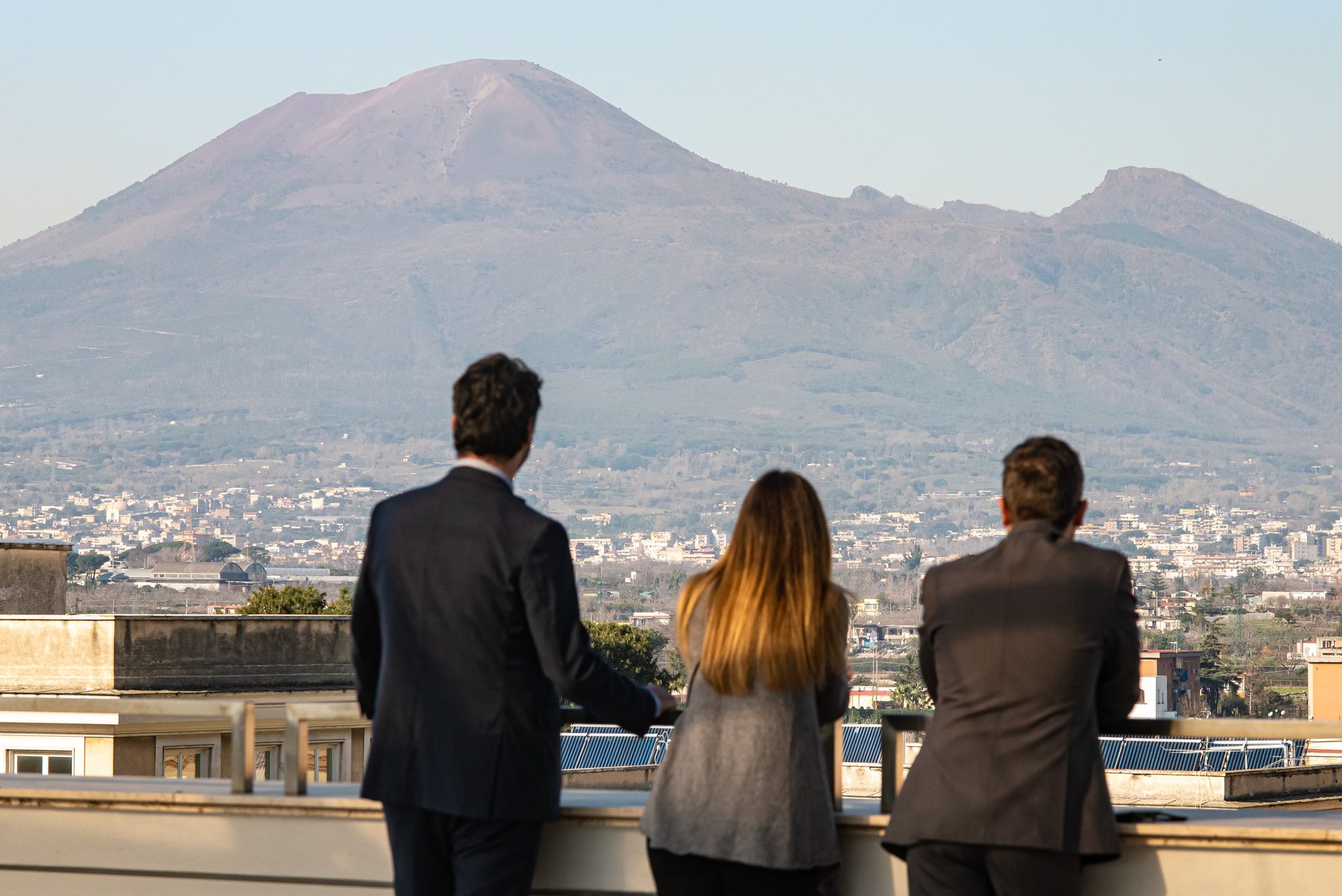 La terrazza rooftop di Habita79 affacciata sul Vesuvio al tramonto