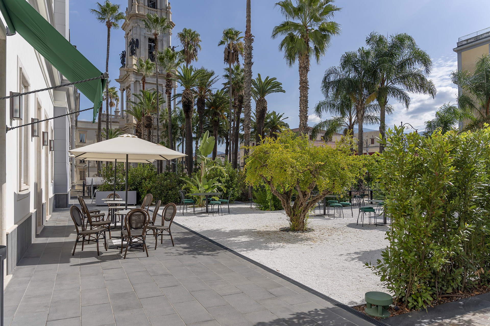 Il giardino con le palme e l'area lounge